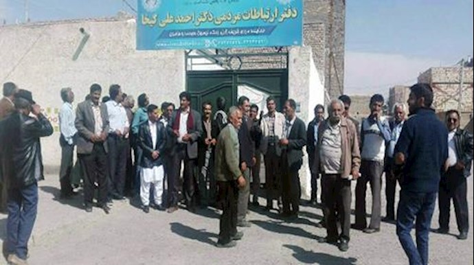 تجمع و اعتصاب کارکنان شرکت اتوبوسرانی در زابل در مقابل فرمانداری این شهر  1