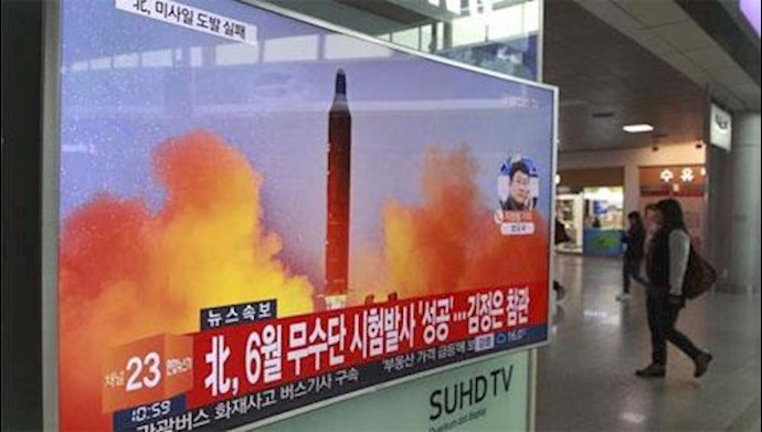 صفحه نمایش تلویزیون ایستگاه راه آهن در سئول، کره جنوبی، در یک برنامه اخبار محلی تصویری از یک پرتاب موشک توسط کره شمالی انجام شده است را نشان می دهد 