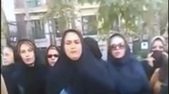 تجمع اعتراضی معترضان به زندانی بودن محمدعلی طاهری، مقابل دفتر سازمان ملل در تهران