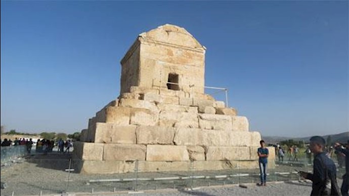 پاسارگاد  مزار کوروش کبیر به یادگار مانده از اعصار و قرون ایران قدیم که این محل را از این نظر  بی همانند می کند
