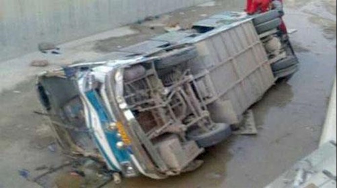 یک دستگاه اتوبوس حامل کارگران شرکت کی سون پتروشیمی بوشهر دچار حادثه شد و در اثر آن سه کارگر مصدوم شدند