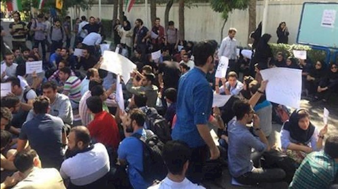 تجمع اعتراضی دانشجویان دانشگاه تهران - آرشیو
