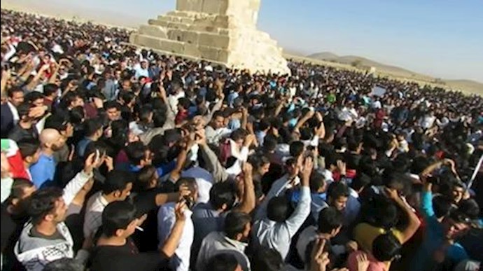 تجمع اعتراضی هزاران تن از مردم سراسر کشور در پاسارگاد-آرشیو