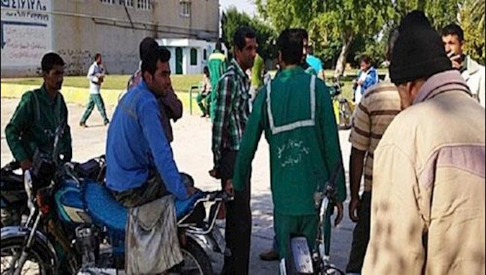 کارگران فضای سبز شهرداری برازجان صبح امروز در میدان موسوم به شهید گنجی این شهر اعتصاب کردند.