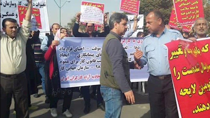 تجمع اعتراضی کارگران با شعار زندانی سیاسی آزاد باید گردد در مقابل مجلس ارتجاع