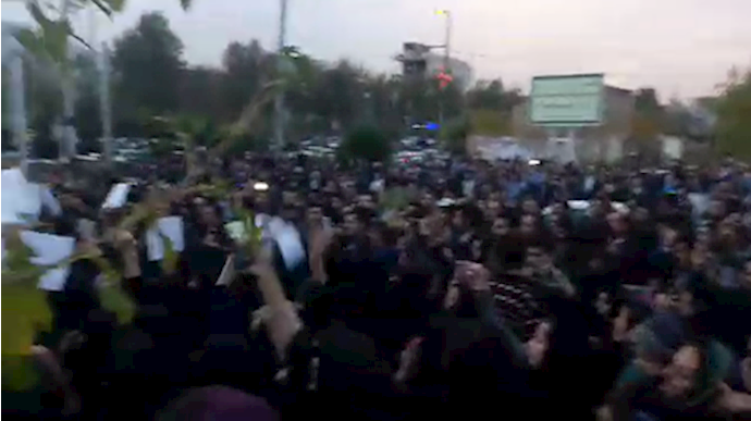 تجمع مردم خرم‌آباد در رابطه با مرگ یک دانشجو