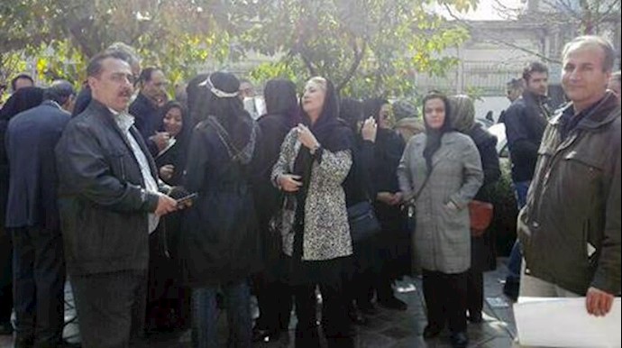 تجمع اعتراضی مالباختگان مؤسسه غارتگر پدیده مقابل ساختمان سازمان بورس تهران