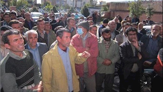 تجمع اعتراضی کارکنان شهردار یاسوج در مقابل اداره کل کار و امور اجتماعی استان