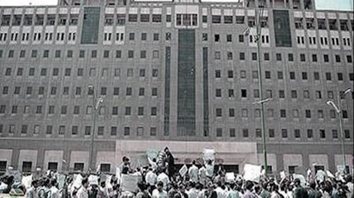 تجمع اعتراضی مقابل مجلس ارتجاع - آرشیو