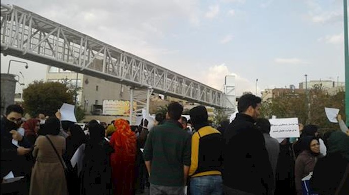تجمع مقابل مجلس ارتجاع در اعتراض به ادامه بازداشت زندانی سیاسی محمدعلی طاهری