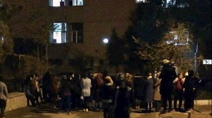 تجمع اعتراضی دانشجویان دختر خوابگاه چمران دانشگاه تهران ۲