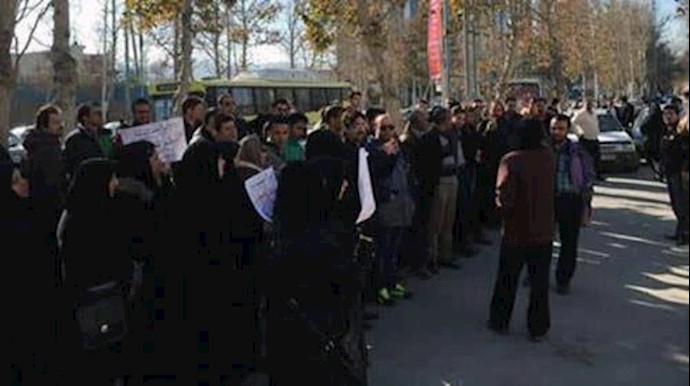 تجمع غارت شدگان سهامدار پدیده در برابر استانداری مشهد  