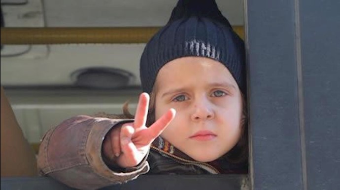 کودک سوری حین خروج از منطقه محاصره شده در حلب