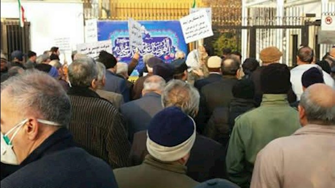 تجمع اعتراضی بازنشستگان پیش از موعد مقابل مجلس ارتجاع