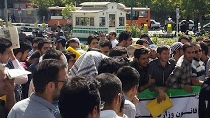 تجمع اعتراضی مقابل مجلس ارتجاع