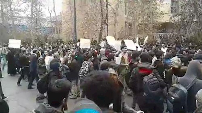 تجمع اعتراضی دانشجویان در مقابل دانشگاه فنی تهران