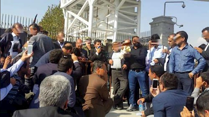 تجمع اعتراضی در مقابل مجلس رژیم - آرشیو