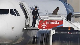 گروهی از مسافران در حال پیاده شدن از هواپیمای ربوده شده لیبی