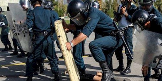 نیروی سرکوبگر انتظامی در حال سرکوب مردم و جوانان