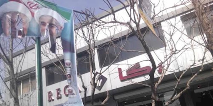 پاره کردن عکس منحوس رفسنجانی و روحانی توسط جوانان تهران در روز انتخابات رژيم