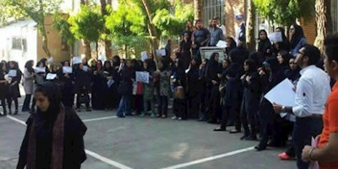 تجمع اعتراضی دانشجویان پرستاری دانشکده علوم پزشکی تهران - آرشيو 