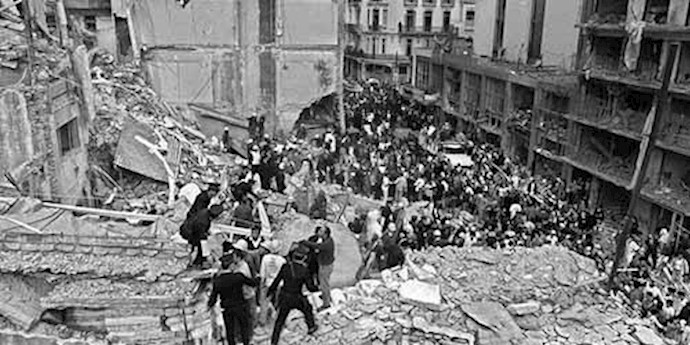 انفجار ساختمان هفت طبقه‌ی مرکز فرهنگی یهودیان آرژانتین در پایتخت این کشور (بوئنوس‌آیرس)
