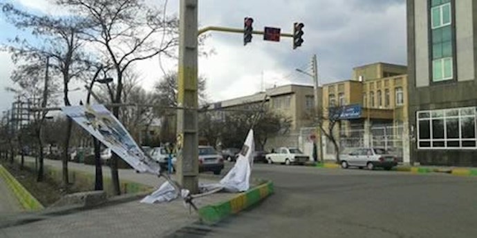 پاره کردن بنر  نمایش تبلیغاتی انتخابات رژیم