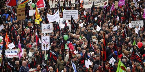 هزاران تن در شهر هانوفر آلمان در اعتراض به طرح تجارت آزاد بین اروپا و آمریکا تظاهرات کردند