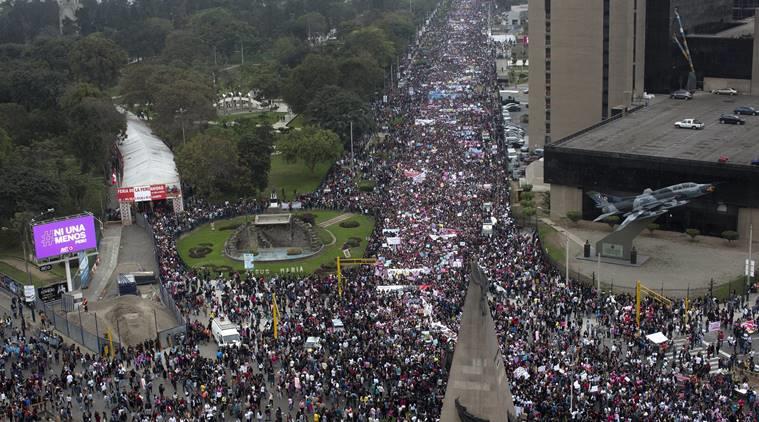 راهپیمایی در اعتراض به خشونت علیه زنان در پرو