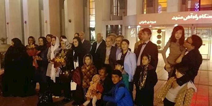 استقبال معلمان مشهد از خانواده معلمان زندانی، اسماعیل عبدی و رسول بداقی