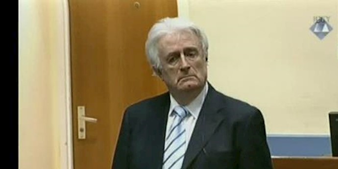 رادوان کاراجیچ رهبر سابق صربهای بوسنی  بعنوان جنایتکار جنگی در دادگاه لاهه 