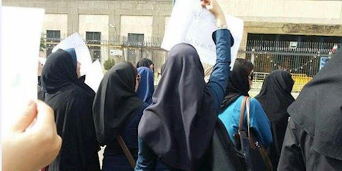 تجمع اعتراضی دانشجویان دختر دانشگاه در تهران - آرشیو