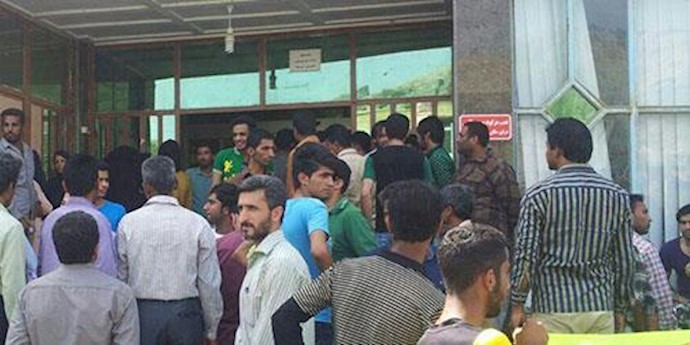تجمع اعتراضی مقابل شهرداری میناب - آرشیو