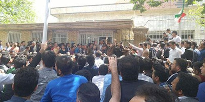 تجمع اعتراضی مردم  استان کردستان در اعتراض بسته شدن معابر مرزی و وارد نشدن اجناس