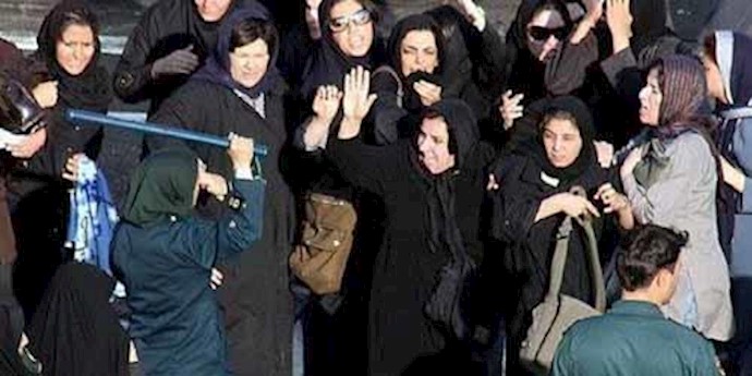 ضرب و شتم زنان و دختران در ايران  توسط نیروی سرکوبگر  زن انتظامی معروف به  دختران معاویه -آرشیو