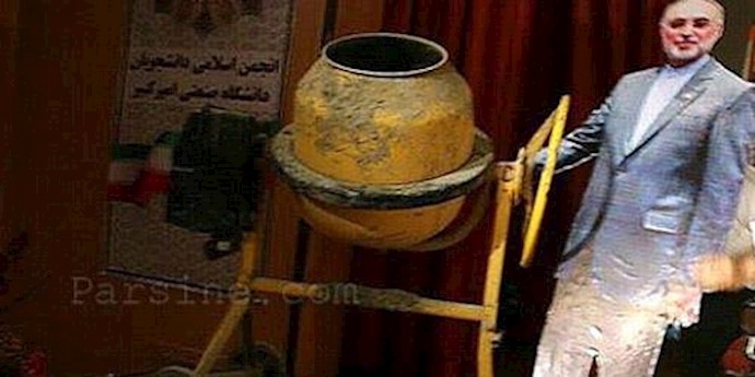 ماکت علی اکبر صالحی در حال بتن ریزی قلب راکتور اتمی اراک