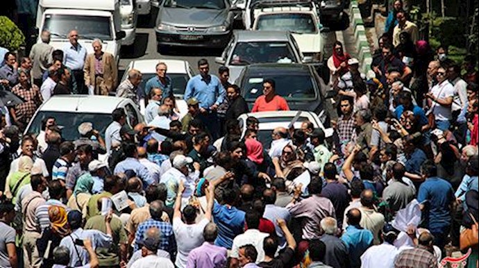 تجمع اعتراضی مالباختگان ثامن الحجج در مقابل بانک مرکزی تهران
