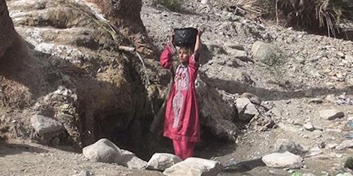 فقر در سیستان بلوچستان - دختری در حال برداشتن میزانی آب برای مصرف خانواده اش