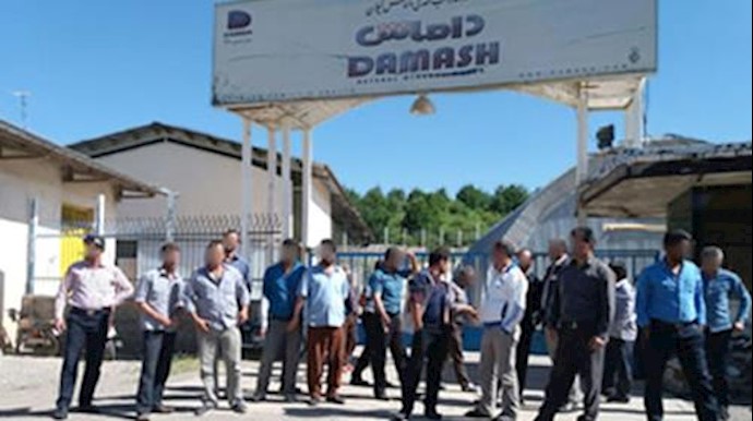 تجمع کارگران کارخانه آب معدنی داماش در مقابل درب کارخانه
