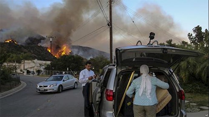 فرار مردم کالیفرنیا در پی گسترش آتش‌سوزی در جنگلها
