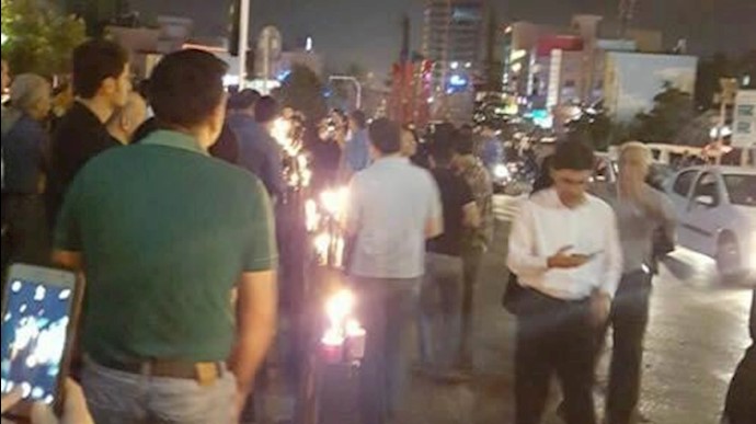 تجمع جوانان در میدان ونک تهران و روشن کردن شمع برای کشته شدن سربازان صفر در تصادف 