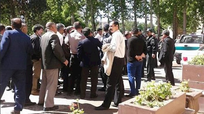 تجمع اعتراضی کارگران کارخانه کاشی طوس
