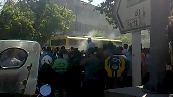 آتش زدن موتور، در اعتراض به سرکوب مأموران انتظامی
