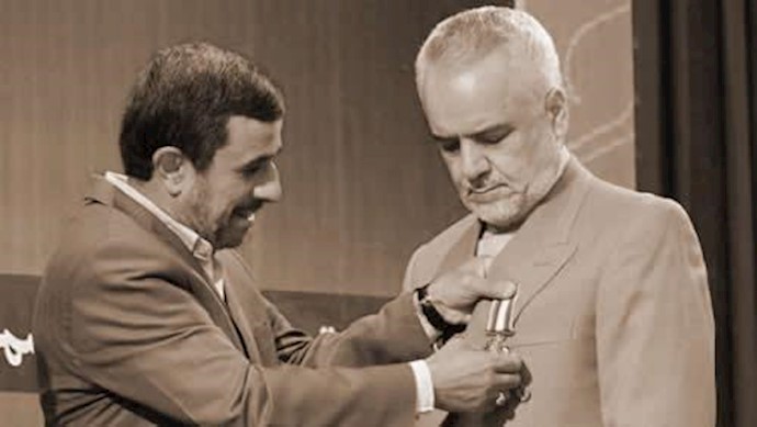 اهدای مدال و سکه توسط پاسدار احمدی نژاد