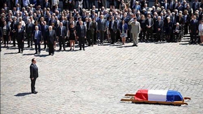فرانسوا هولاند در برابر تابوت  میشل دوکار در صحن تشریفات  انوالید  در پاریس