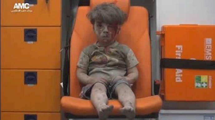 کودک سوری که پس از بمباران هوایی در حلب از زير آوار  بیرون کشیده شده است