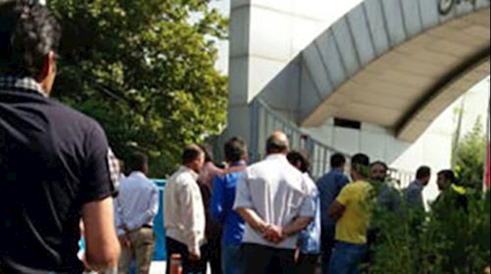 تجمع کارگران پیمانی ورزشگاه آزادی مقابل وزارت ورزش