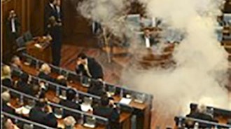 پرتاب گاز اشک‌آور توسط یکی از نمایندگان در پارلمان کوزوو  2