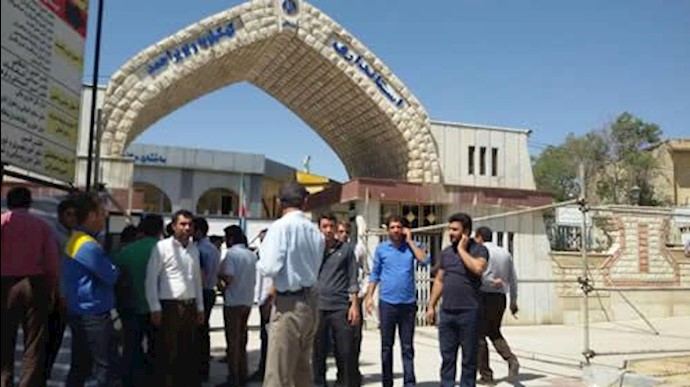 تجمع اعتراضی کارگران کارخانه فولاد یاسوج در مقابل استانداری