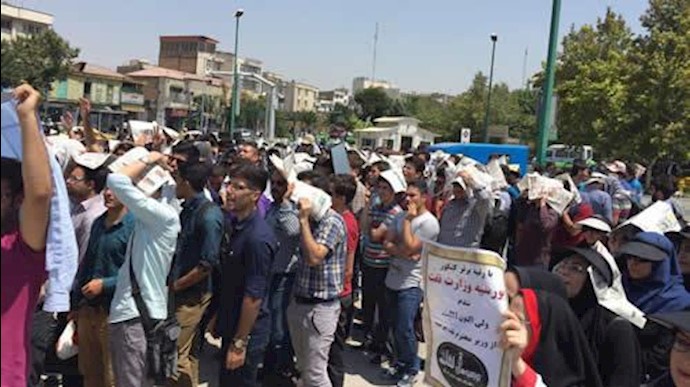 تجمع اعتراضی دانشجویان و فارغ‌التحصیلان صنعت نفت مقابل مجلس ارتجاع